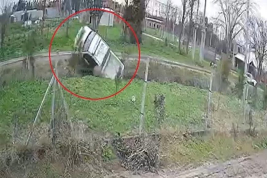 Impactante vuelco de un patrullero durante una persecución en La Plata