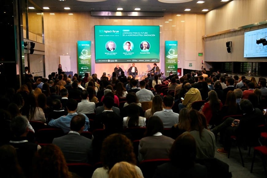 Mientras buena parte de las decisiones de inversión siguen condicionadas por la incertidumbre económica, más de 800 referentes del ecosistema agtech eligieron Rosario para discutir justamente cómo acelerar la innovación. Foto: Marcelo Manera