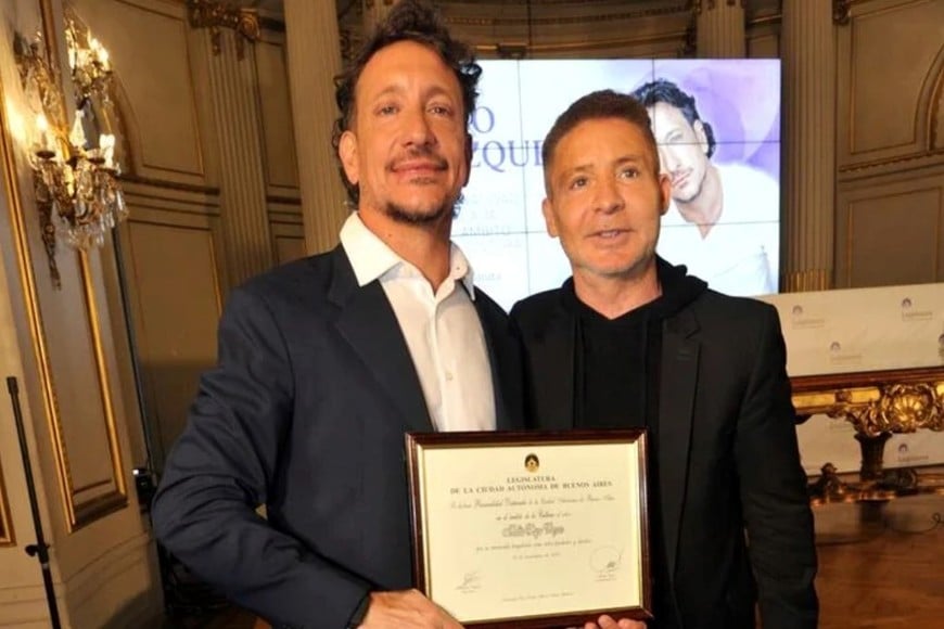 Adrián Suar acompañó al actor durante la ceremonia.