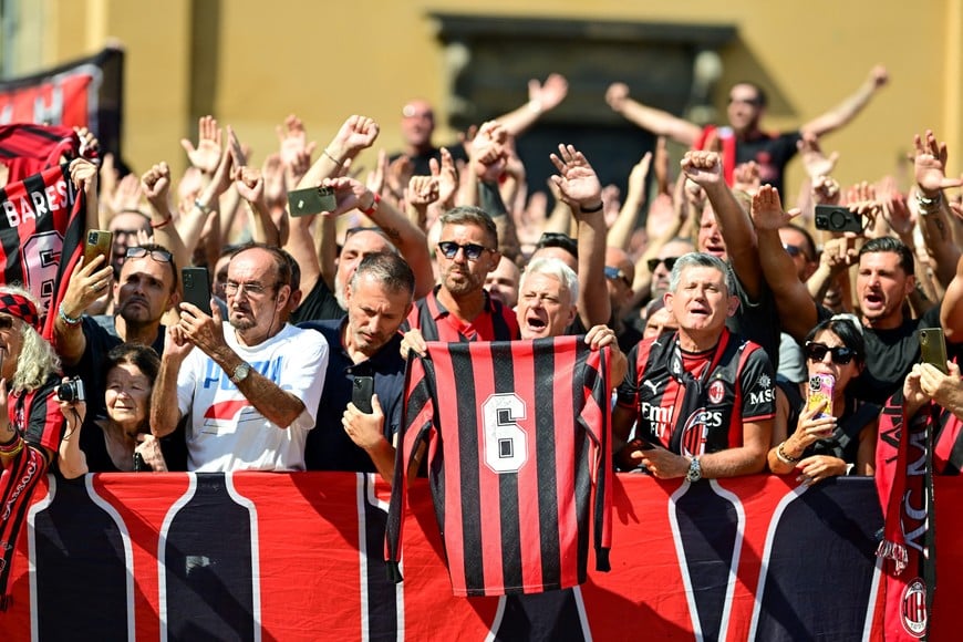 Mourners gather during the funeral of former AC Milan and Italy soccer player Franco Baresi outside the Basilica of Sant'Ambrogio, in Milan, Italy, August 4, 2026. REUTERS/Daniele Mascolo