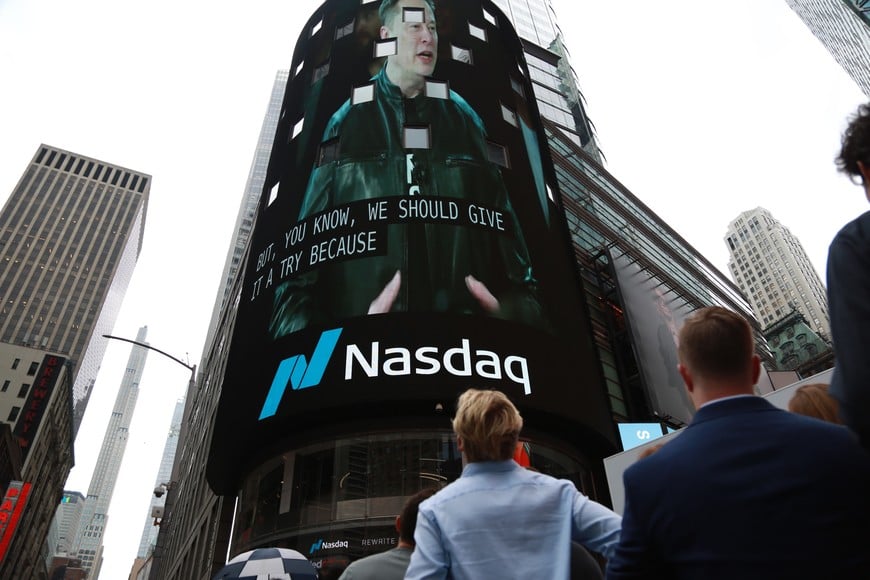 (260612) -- NUEVA YORK, 12 junio, 2026 (Xinhua) -- Personas observan la ceremonia de oferta pública inicial (OPI) de SpaceX afuera del edificio Nasdaq en Times Square, en Nueva York, Estados Unidos, el 12 de junio de 2026. Space Exploration Technologies Corp., conocida como SpaceX, fijó su OPI en 135 dólares estadounidenses por acción y recaudó 75.000 millones de dólares a través de la venta de cerca de 555,56 millones de acciones, informaron el jueves los medios estadounidenses. (Xinhua/Liu Yanan) (jg) (ra) (ce)