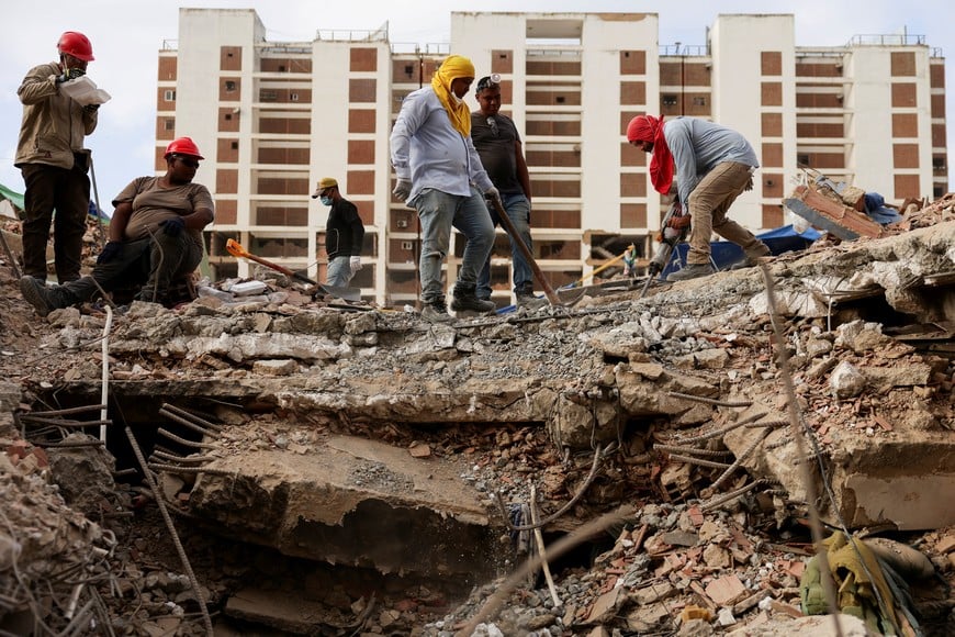 People search for the bodies of their loved ones beneath the rubble, after earthquakes rocked Venezuela on June 24, killing and displacing thousands of people, in Caraballeda, La Guaira, Venezuela, July 29, 2026. REUTERS/Gaby Oraa