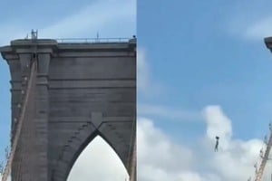 Saltó desde el puente de Brooklyn y enfrentará cargos tras ser rescatado.