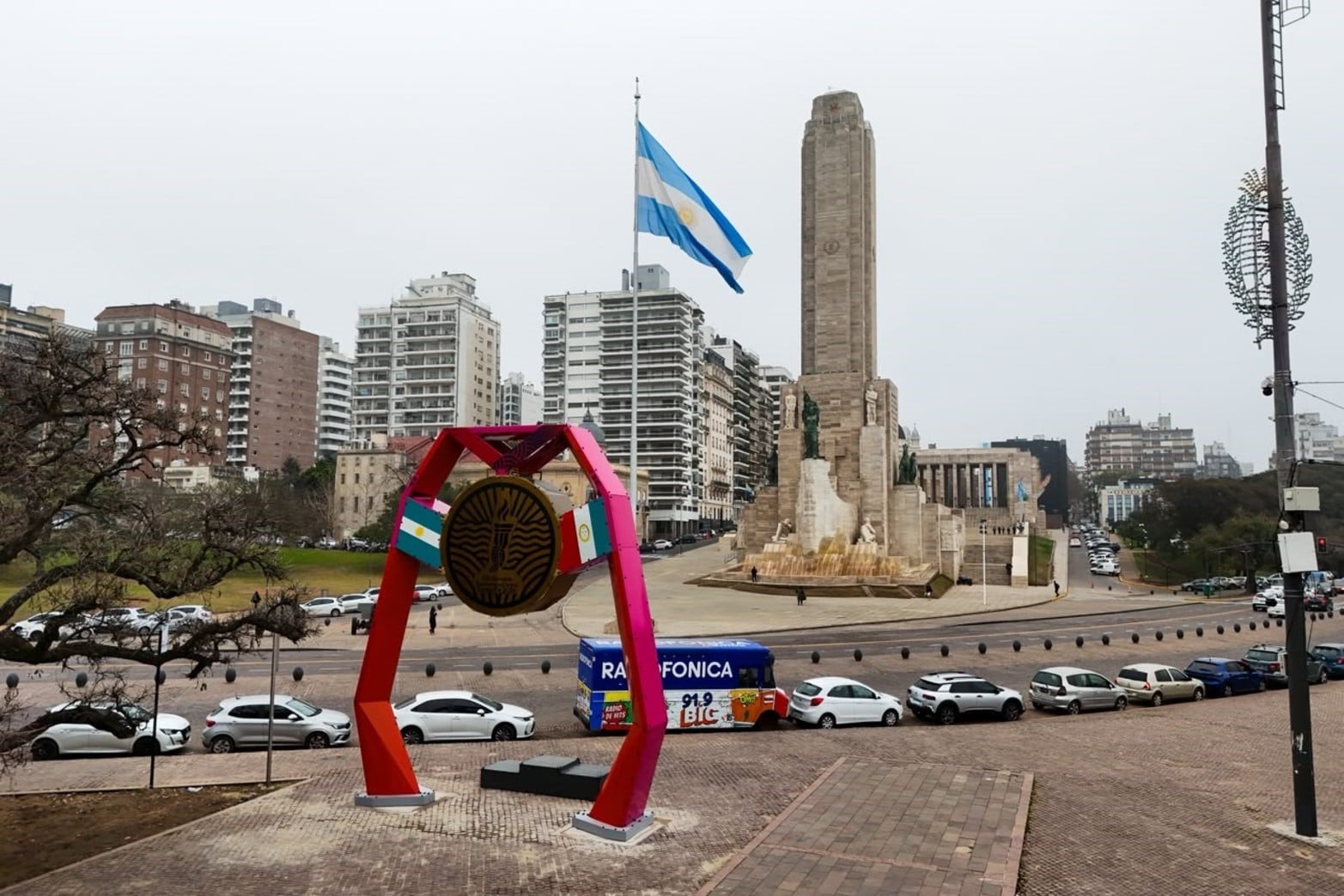 El reloj de los Juegos Suramericanos 2026 junto al Monumento a la Bander en la ciudad de Rosario.