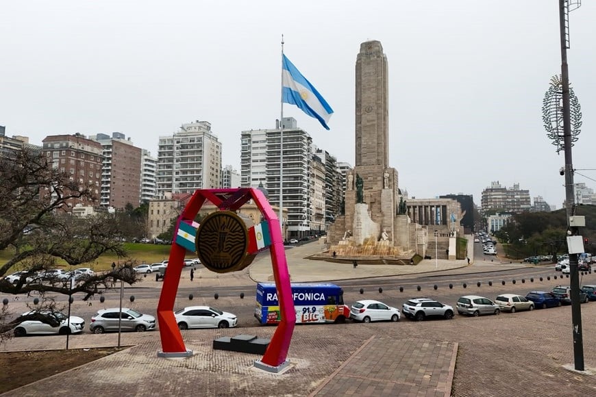 El reloj de los Juegos Suramericanos 2026 junto al Monumento a la Bander en la ciudad de Rosario. Crédito: Fernando Nicola