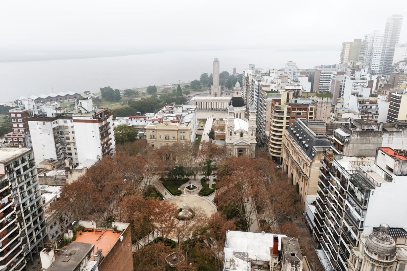 El Palacio de la Municipalidad de Rosario y el Santuario Basílica Catedral Nuestra Señora del Rosario frente a la Plaza 25 de Mayo.