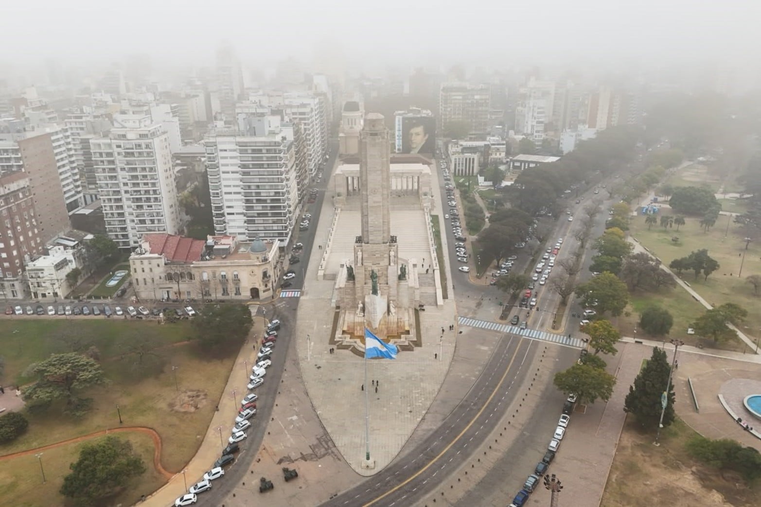 El Monumento a la Bandera en la ciudad de Rosario bajo la niebla.