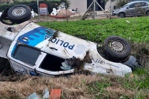 Volcó un patrullero mientras perseguía una camioneta con motos robadas