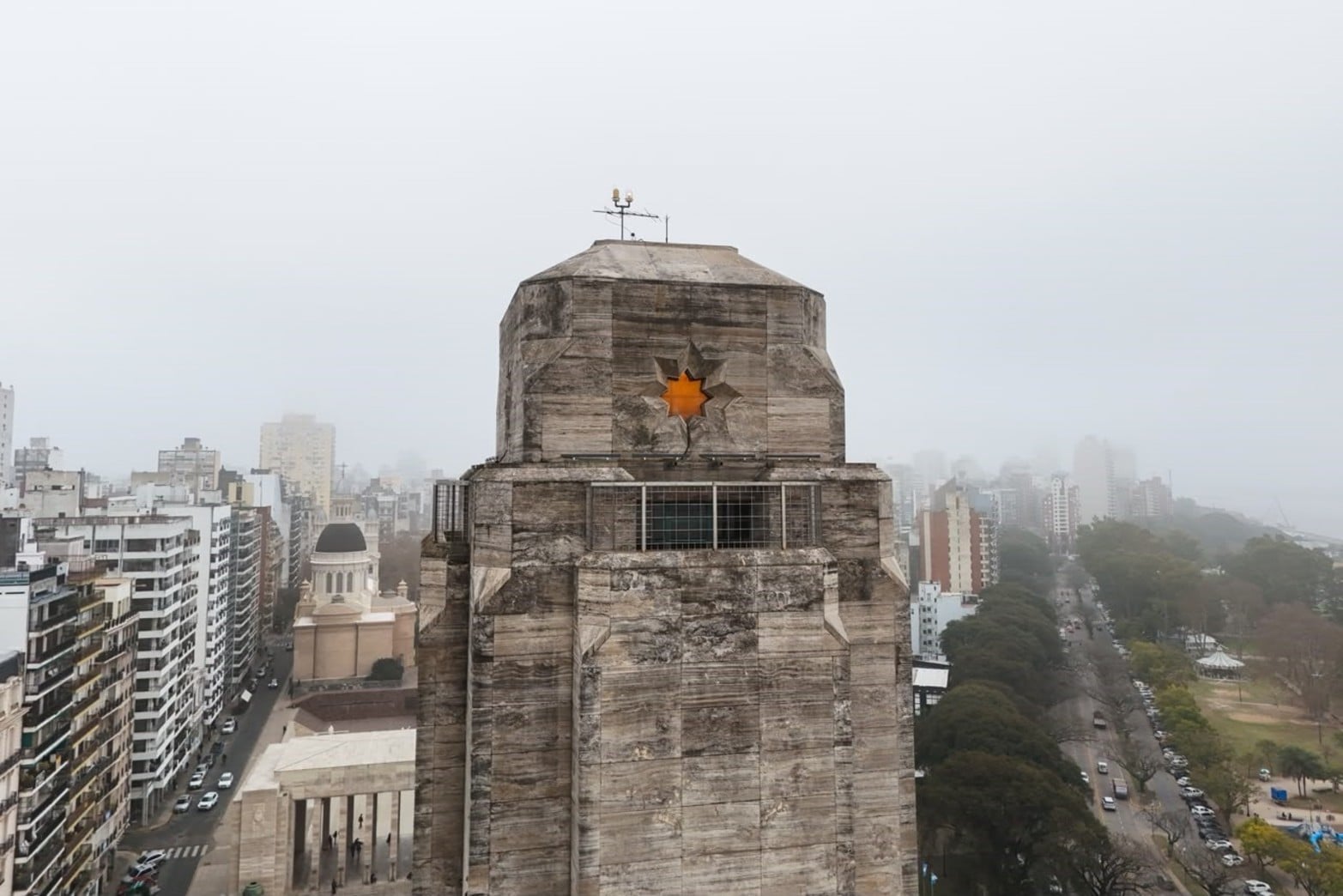 El Monumento a la Bandera en la ciudad de Rosario bajo la niebla.