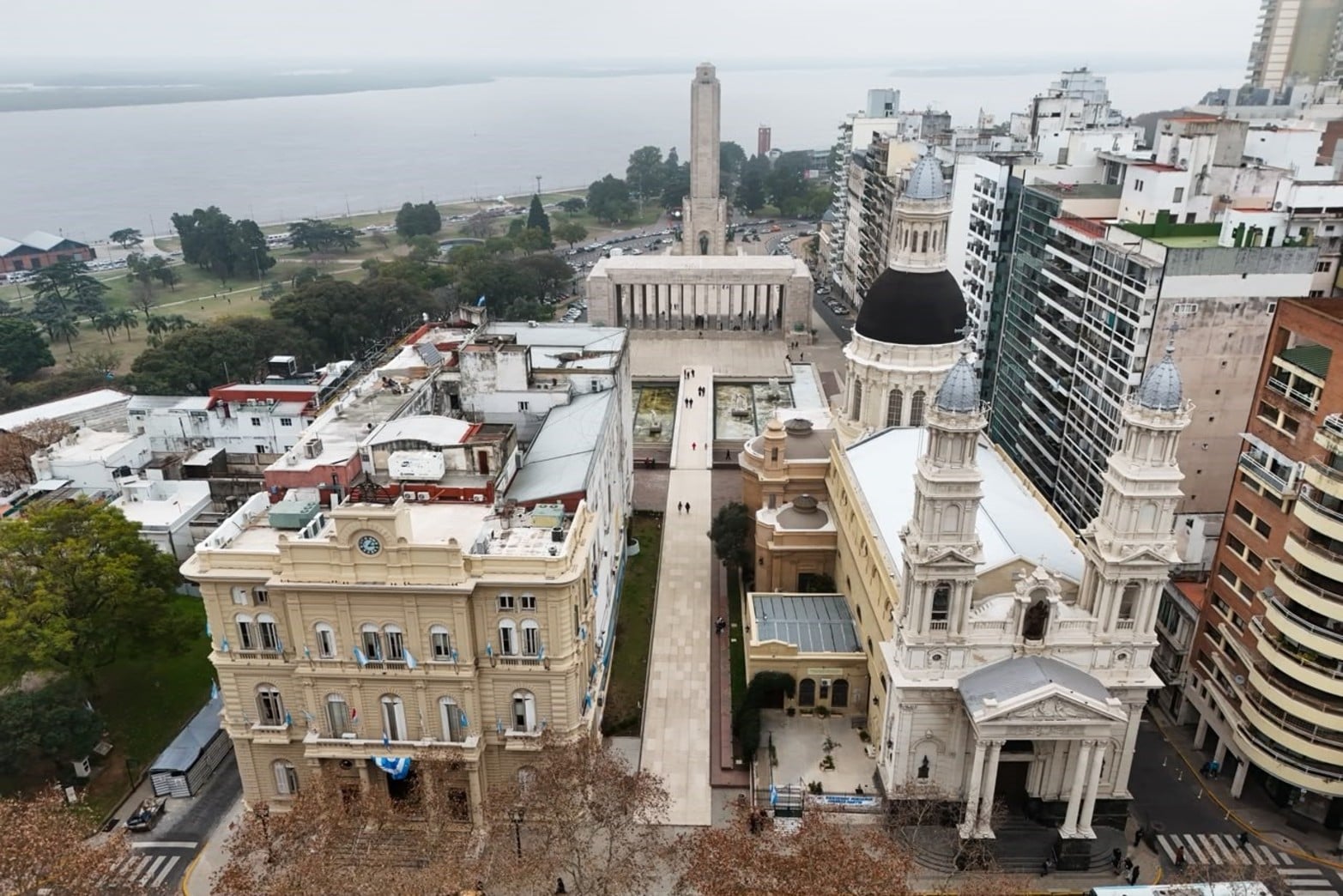 El Palacio de la Municipalidad de Rosario y el Santuario Basílica Catedral Nuestra Señora del Rosario frente a la Plaza 25 de Mayo.