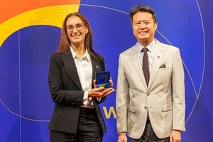 La científica recibió distinción el pasado 10 de julio, en Ginebra, de manos de Daren Tang, director general de la Ompi. Foto: Gentileza Conicet