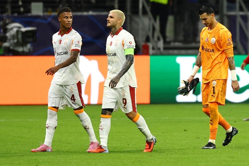 Soccer Football - UEFA Champions League - Eintracht Frankfurt v Galatasaray - Deutsche Bank Park, Frankfurt, Germany - September 18, 2025
Galatasaray's Mauro Icardi, Ismail Jakobs and Ugurcan Cakir look dejected after the match REUTERS/Kai Pfaffenbach