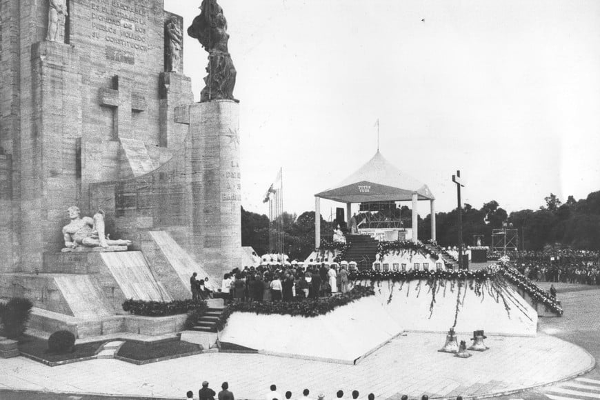 Al pie del Monumento a la Bandera se llevó a cabo el multitudinario acto.