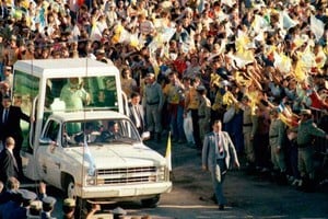 El Papa Móvil en el aeropuerto de Paraná, a donde fueron miles de santafesinos. Archivo.