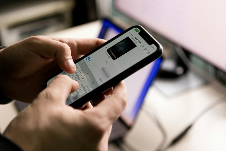 Suelen contactarse con llamadas telefónicas, mensajes de WhatsApp, SMS, correos electrónicos o publicaciones patrocinadas en redes sociales.