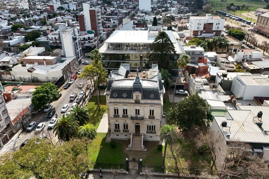 El nuevo edificio educativo está ubicado en Güemes y Castellanos, detrás de la Casa de la Cultura y se genera una buena integración urbana entre ambos. Foto: Fernando Nicola