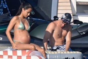 Charles Leclerc y su esposa Alexandra han sido fotografiados disfrutando de una escapada en alta mar frente a las costas de Cerdeña, Italia.
