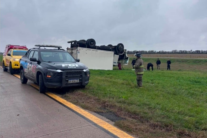 Accidente fatal en la Autovía 19: volcó un camión frigorífico y murió uno de sus ocupantes