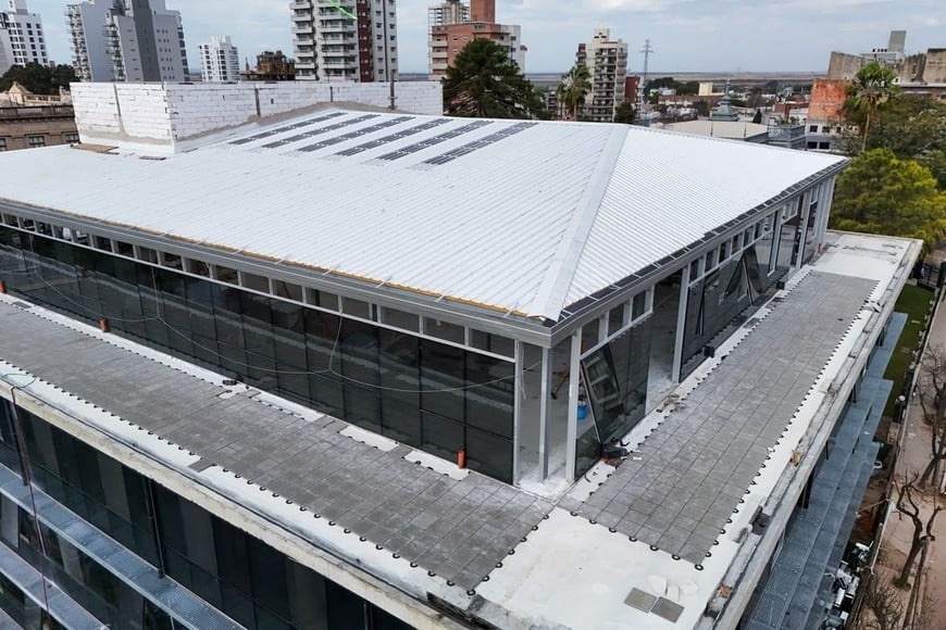 Desde el aire se puede ver cómo empiezan a cobrar forma las terrazas y balcones del cuarto piso. Foto: Fernando Nicola
