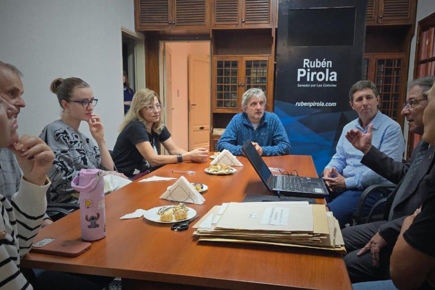 “Las Colonias ya tiene la bandera que nos representa. Es un momento histórico porque este símbolo expresa nuestra identidad, nuestra historia y la voluntad de construir juntos un destino común”, afirmó Pirola