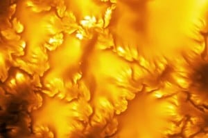 El campo magnético del Sol se retuerce y se desplaza por el movimiento del gas caliente.