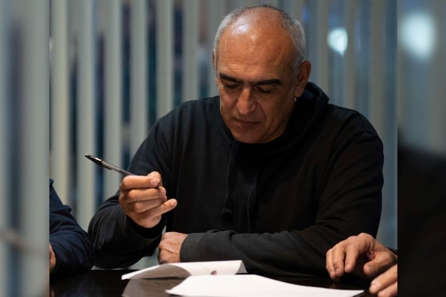El momento de la firma de Delfino. Crédito: Colón