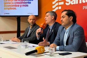 Puccini, Olivares y Báscolo. Los ministros brindaron una conferencia de prensa este miércoles.