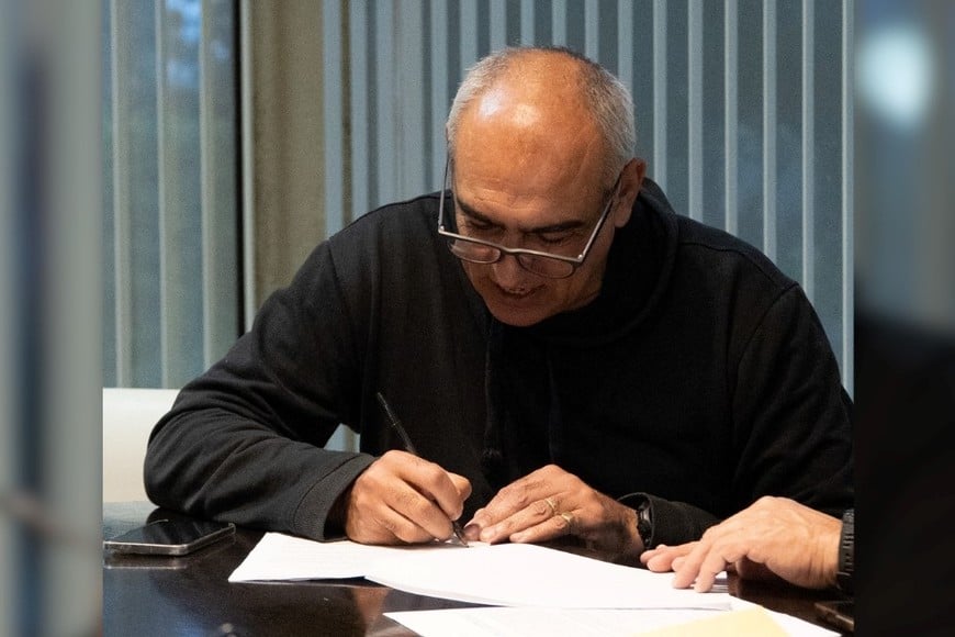 El momento de la firma de Delfino. Crédito: Colón