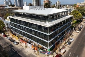 Colocado el cierre de vidrio, se comenzará en breve con la "segunda piel" de la fachada que es un parasolado exterior que va a brindar confort térmico al interior de las aulas. Foto: Fernando Nicola