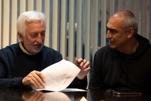 Delfino y Alonso, al momento de firmar el contrato. Foto: Prensa Colón.
