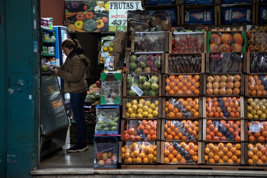(260603) -- BUENOS AIRES, 3 junio, 2026 (Xinhua) -- Imagen del 1 de junio de 2026 de una mujer realizando compras en una verdulería, en la ciudad de Buenos Aires, capital de Argentina. Tras cerrar 2025 con un marcado incumplimiento en las metas de acumulación de reservas acordadas con el Fondo Monetario Internacional, Argentina transita 2026 con perspectivas más favorables para alcanzar los objetivos comprometidos, impulsada por el programa de compras diarias de divisas del Banco Central y una mayor disponibilidad de dólares en la primera mitad del año. (Xinhua/Martín Zabala) (mz) (da) (ra) (vf)