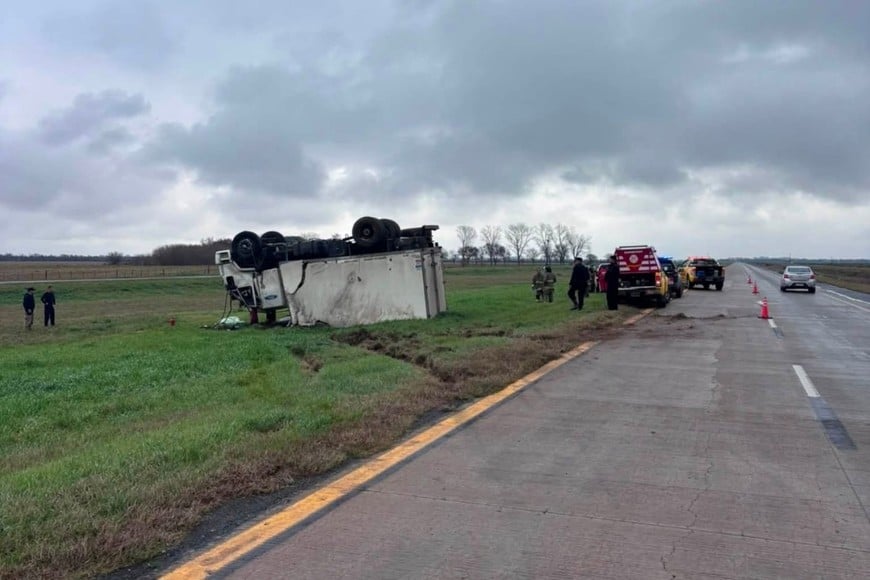Accidente fatal en la Autovía 19: volcó un camión frigorífico y murió uno de sus ocupantes