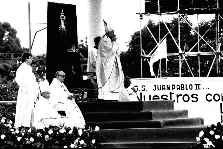 Con el divorcio como uno de los temas, Juan Pablo II habló ante miles de personas en Rosario.