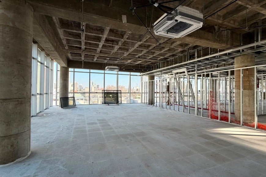 En el interior se están colocando tabiquería y paneles de las futuras aulas. Foto: Gentileza Obras Públicas