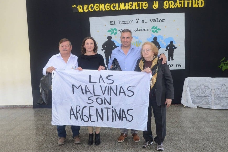 Elisa homenajeó a sus héroes de Malvinas con la imposición de un nombre al SUM de la Escuela Pablo A. Pizzurno