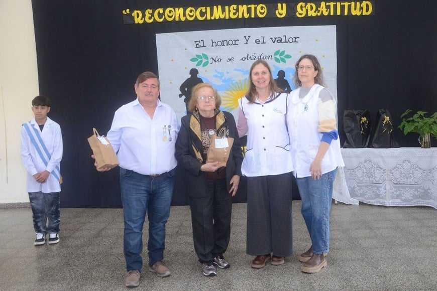 Elisa homenajeó a sus héroes de Malvinas con la imposición de un nombre al SUM de la Escuela Pablo A. Pizzurno