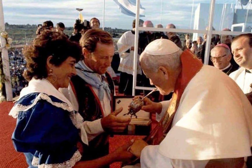 Juan Pablo II brindó una homilía en el aeropuerto de Paraná. Archivo.