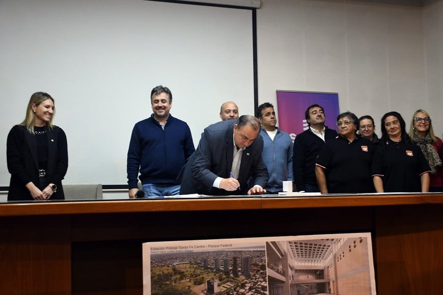 El intendente Poletti este miércoles durante la firma del proyecto. Crédito: Municipalidad de Santa Fe