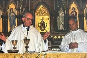 Una fotografía tomada en 2004 muestra a Jorge Bergoglio, en ese entonces cardenal arzobispo de Buenos Aires, junto al recientemente elegido Papa León XIV, Robert Prevost.
Archivo El Litoral