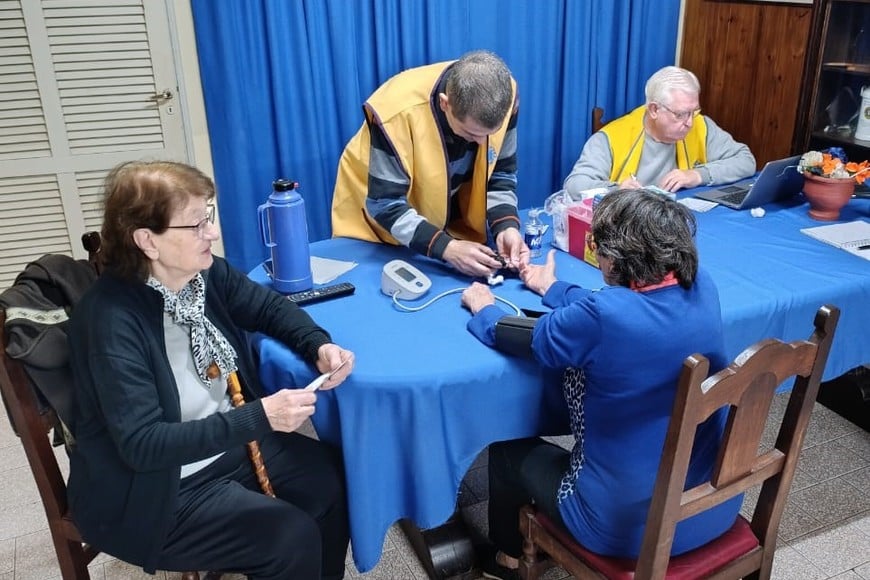 Prevención y servicio: el Club de Leones realizó controles de visión y salud en San Jerónimo Norte y la zona rural