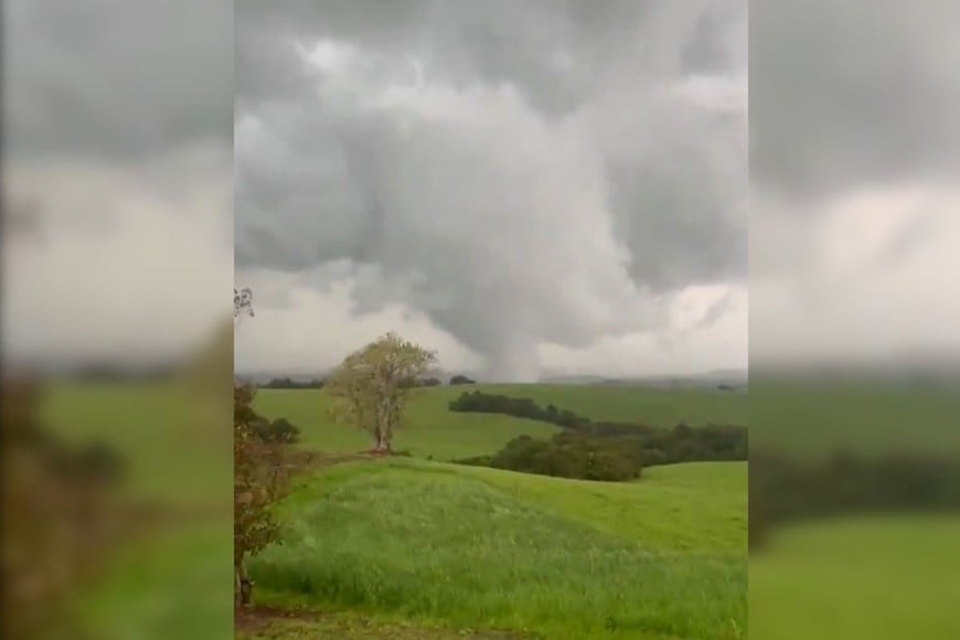 El sistema que más temprano estuvo sobre el Este de Argentina, logró generar un nuevo tornado, muy atípico en esta época del año. Ya son 3 eventos severos consecutivos con actividad tornádica