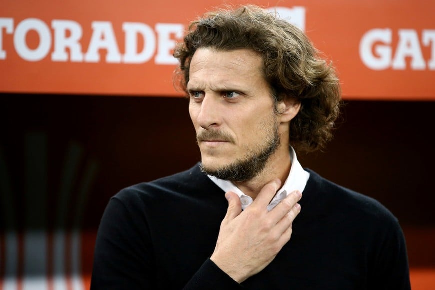 Soccer Football Copa Libertadores - Group C - Athletico Paranaense v Penarol - Arena da Baixada, Curitiba, Brazil - March 3, 2020  Penarol coach Diego Forlan during the match    REUTERS/Diego Vara