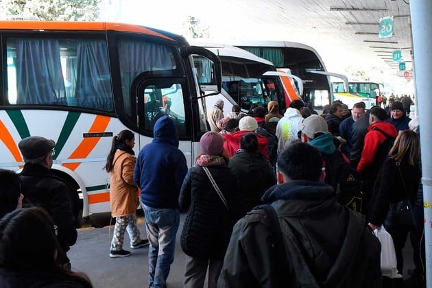 Una postal típica de la terminal de la capital provincial. Foto: Guillermo Di Salvatore