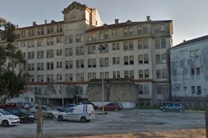 La mujer fue atendida por personal médico del hospital y se encuentra fuera de peligro.