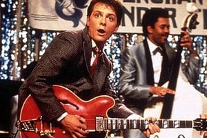 Michael J. Fox dándole vida al personaje de Marty McFly.