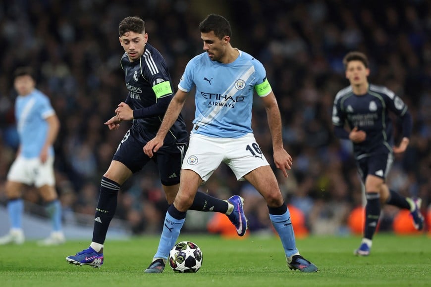 Soccer Football - UEFA Champions League - Round 16 - Second Leg - Manchester City v Real Madrid - Etihad Stadium, Manchester, Britain - March 17, 2026
Real Madrid's Federico Valverde in action with Manchester City's Rodri REUTERS/Scott Heppell