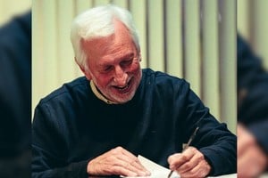 José Alonso, durante la firma del contrato de Iván Delfino. Crédito: Prensa Colón