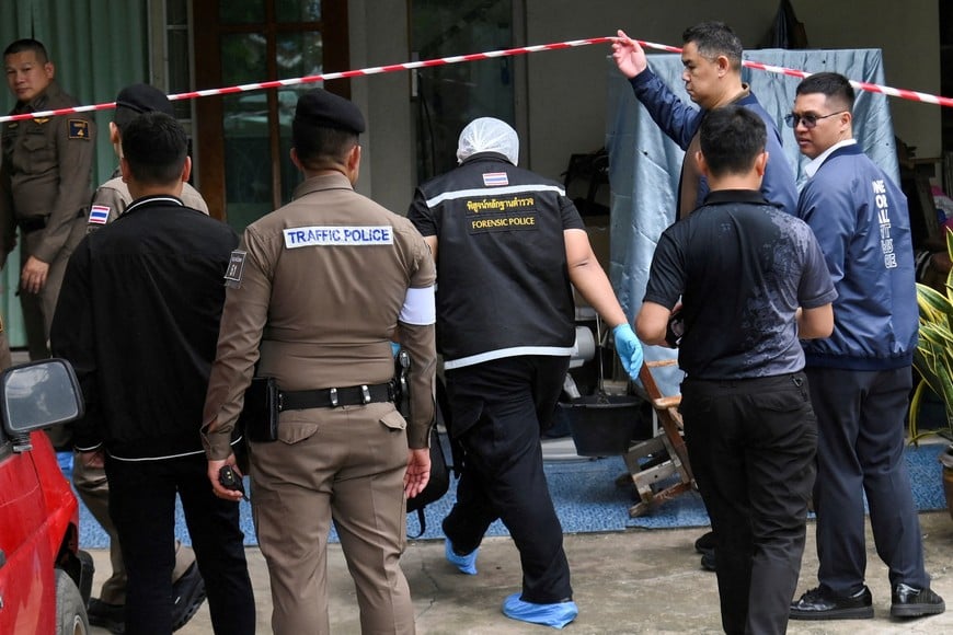 Police officers and forensic police work at a residence, where according to them, the shooter killed his grandparents before opening fire at the Debsirin Nonthaburi School, in Bang Bua Thong District of Nonthaburi province, on the outskirts of Bangkok, Thailand, August 7, 2026. REUTERS/Tananchai Keawsowattana REFILE – CORRECTING BYLINE