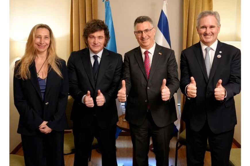 El Presidente Javier Milei mantuvo una reunión con el Ministro de Relaciones Exteriores del Estado de Israel, Gideon Sa'ar, acompañado por la Secretaria General de la Presidencia, Karina Milei, y el Canciller, Pablo Quirno, en la Casa Cultural de Cali, en el marco del traspaso de mando presidencial en Colombia. Crédito: Oficina del Presidente