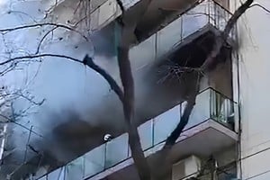 El foco ígneo se registra en el tercer piso del inmueble, situado en San José al 1100, entre Humberto Primo y la avenida San Juan.